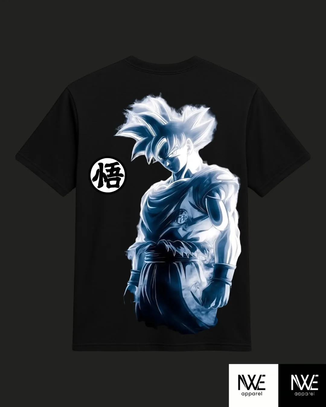 Playera negra oversize con ilustración de Goku Ultra Instinto en la espalda, NWE Apparel